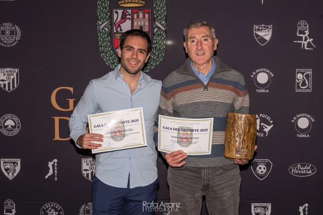 🟡🔵Gala del Deporte🔵🟡

Ayer por la tarde nuestro municipio volvió a celebrar después de algunos años su Gala del Deporte, y el Club Balonmano Tudela tuvo el honor de entregar dos premios.

El premio de deportista destacado del club fue para Jesse García Calleja, portero de nuestro primero equipo.

Pero sin lugar a dudas uno de los premios de la noche fué, como leyenda del balonmano que es, para una de las personas que en los inicios del club ayudó a hacer grande este deporte en Tudela de Duero, y que a día de hoy sigue presente siempre que puede colaborando con la base, Rafa García Duvos.

¡Enhorabuena a ambos!
1...2...3...¡TUDELA!💛💙💪🤾‍♂️

📸Galería completa en nuestro Facebook