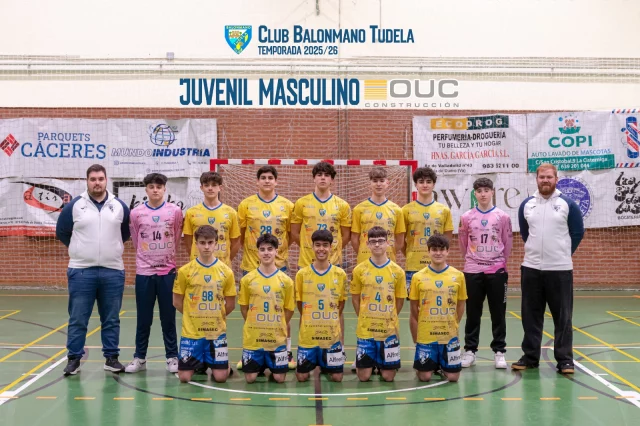 🟡🔵JUVENIL MASCULINO🟡🔵

Nuestros jugadores, la esencia de nuestro club. De ahora en adelante vamos a ir presentando uno por uno a nuestros equipos, y vamos a empezar por el @ouc_construcciones CBM TUDELA.

Nuestro equipo juvenil compite en el grupo de Valladolid de la Liga de Castilla y León. Más allá de marcarnos un puesto concreto en la clasificación, nuestro principal objetivo es mejorar en cada partido, ofrecer una buena imagen y competir al máximo nivel posible. Somos conscientes de que muchos partidos son muy complicados, pero este equipo vende muy caro eso de rendirse.

Se trata de un equipo trabajador y comprometido. La mayoría ya habían jugado juntos anteriormente, aunque gran parte del grupo regresa este año tras haber estado una temporada sin competir, volviendo con la finalidad de disfrutar en su último año como jugadores de base. Es un grupo muy unido, con un gran sentimiento de equipo, y eso hace que el trabajo diario sea sencillo y enriquecedor. Esa unión es, sin duda, una de nuestras mayores virtudes.

A las ordenes de Alfredo y Álvaro están Iván, Ricardo, Rodri, Héctor, Dani Juste, Hugo Sanz, Pablo, Hugo Navarro, Alejando, Dani Gómez, Markel e Izan.

1...2...3...¡TUDELA!💛💙💪🤾‍♂️