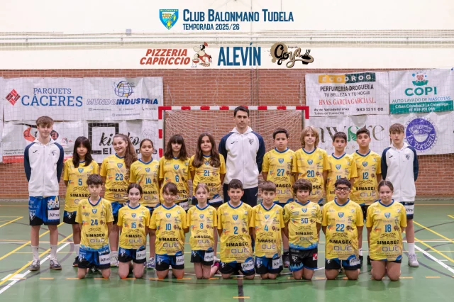 🟡🔵 ALEVÍN MIXTO 🟡🔵

Nuestros jugadores más jóvenes representan el futuro del club. Con la misma ilusión que nuestros equipos mayores, hoy presentamos a nuestros equipos alevines @pizze_capriccio CBM Tudela y @cafebargoya CBM Tudela, un grupo lleno de ganas de aprender, competir y disfrutar del balonmano.

Nuestros alevines entrenan juntos formando un único grupo, aunque compiten en dos equipos diferentes y en ligas distintas de Valladolid.
Por un lado, el equipo que compite en la liga masculina de Valladolid (aunque es un equipo mixto) está formado por jugadores y jugadoras que llevan muchos años creciendo juntos dentro del balonmano. Esa experiencia compartida se nota en la pista, donde muestran un gran entendimiento y una base de juego construida durante varias temporadas.

Por otro lado, contamos con un segundo equipo que compite en la liga mixta de Valladolid, formado por jugadores y jugadoras que han comenzado este año a jugar al balonmano. Para muchos de ellos está siendo su primer contacto con este deporte, y cada entrenamiento y cada partido supone una oportunidad para descubrir y aprender algo nuevo.

El principal objetivo de este grupo es aprender y consolidar los fundamentos básicos del balonmano, tanto en aspectos técnicos como tácticos, además de desarrollar un espíritu competitivo sano. Pero, por encima de todo, buscamos construir una identidad clara como equipo, basada en tres valores fundamentales: lucha, entrega y disciplina.

Cada entrenamiento es una oportunidad para mejorar, ayudarse entre compañeros y seguir creciendo juntos dentro y fuera de la pista.

A las órdenes de Yeray, Dani y Diego están:
Alba Diz, Khloe Galán, Alba Galán, Valeria, David Herrero, Leo Garfia, Urko, Eloy, Víctor, Nico, Mansour, Carmen, Trini, Silvio, Daniela Martínez, Brianna, Ander Solís, Iziar, Daniela Gil, Alex, Eric, Leo M y Vega.
1…2…3… ¡TUDELA! 💛💙💪🤾‍♂️