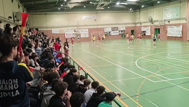 🟡🔵Presector Infantil🔵🟡

Entre ayer viernes y esta mañana Tudela de Duero ha acogido la fase previa al sector de Castilla y León.

Nuestro infantil femenino @fontclyma CBM Tudela cayó en una de las dos semifinales en la tarde del viernes contra el Balonmano Arroyo, y el Balonmano Palencia fue quién se llevó la fase tras ganar a Burgos en semifinales. 

De estos dos días nos quedamos en primer lugar con el gran ambiente deportivo que se ha creado en la grada, y por supuesto con todo el apoyo que tuvieron nuestras chicas con el Félix Martín Serna lleno un viernes a las cinco menos cuarto de la tarde 👏🏻👏🏻

1...2...3...¡TUDELA!💛💙💪🤾
