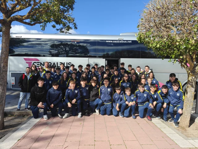 🟡🔵Plasencia Handball 2026🔵🟡

Un año mas, y con este ya van dos, nuestro club ha vuelto a participar en el Torneo Internacional de Balonmano de Plasencia @plasenciahandball . Hasta tierras extremeñas hemos desplazado a nuestros dos equipos infantiles, mas el cadete y el juvenil. Allí han disfrutado de cuatro días de torneo y albergue, la mejor forma de hacer equipo.

Allí se han enfrentado a equipos de toda España y alguno de Portugal. Los resultados nos dan un poco igual, pero en cuanto a lo deportivo esto ha sido lo que ha pasado.

Los juveniles de @ouc_construcciones CBM Tudela han quedado cuartos.

El cadete @marcave_sl CBM Tudela vuelve a casa con el septimo puesto tras haber ganado a Balopal.

El infantil masculino Talleres Hnos Gómez del Hierro ha cerrado el torneo ganando 3 de los 6 partidos que han disputado, lo que les deja en la undecima posición.

Las chicas del infantil femenino @fontclyma han terminado en sexta posición tras perder su ultimo partido en los penaltis.

Por ultimo, los que mas han sufrido, nuestros entrenadores y monitores, Inés, Alfredo, Mario, Álvaro Elena, Jorge y Pablo se llevan el trofeo a los mas duros de Plasencia. Han sido cuatro días de trabajo, mas todos los preparativos previos, pero sabemos que vuestros jugadores están mas que agradecidos, y el resto del club también. ¡Muchas gracias!

1...2...3...¡TUDELA!
💛💙💪🤾‍♂️
