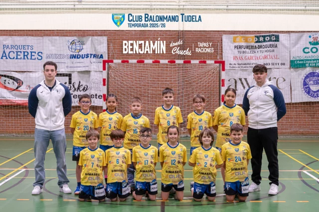 🟡🔵 NUESTROS BENJAMINES 🟡🔵
Ellos son el futuro de nuestro club. Este año, el equipo benjamín es una mezcla muy especial de jugadores que ya llevan un tiempo con nosotros y prebenjamines que acaban de empezar su aventura en el balonmano.
El objetivo es sencillo pero fundamental: que los chicos le cojan gusto al deporte, que aprendan las reglas y que empiecen a saber cómo moverse en el campo.
Aquí lo importante es que todos, como un solo equipo, vayan descubriendo lo que es el balonmano. Trabajamos día a día con la ilusión de que, paso a paso y disfrutando del camino, estos pequeños lleguen el día de mañana a defender la camiseta de nuestro primer equipo.
¡Seguimos creciendo juntos, dentro y fuera de la pista!

Bajo la guía de Santiago Iglesias, Iván García y Ángela Rodríguez están Alba, Nico, Vega, Alex, Leo, Jairo, Ari, Rubén, Mario, Damián, Ángel, Diego

1...2...3...¡TUDELA!💛💙💪🤾‍♂️
