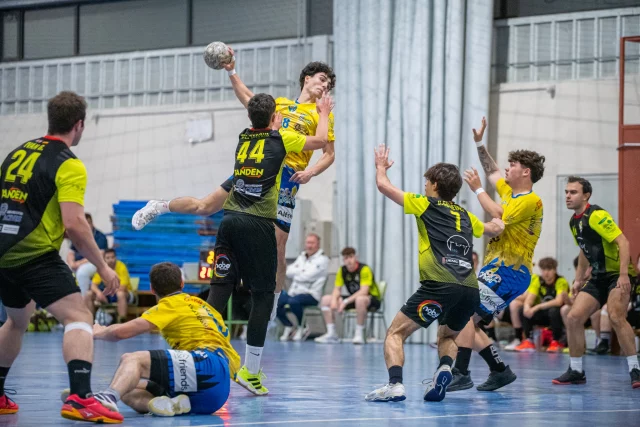 🟡🔵Ultimo partido de liga🔵🟡

Este pasado miércoles nuestro equipo senior Simasec CBM Tudela jugó en el IES Delicias su ultimo partido de la liga. Nuestros chavales cayeron y están a la espera de saber quien jugará la Final4.

Galería completa en nuestro Facebook.

📸 @quero_photography 

1...2...3...¡TUDELA!💛💙💪🤾‍♂️