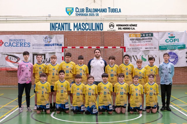 🟡🔵INFANTIL MASCULINO🔵🟡

Seguimos presentando a nuestra gente. 
Hoy tenemos al Hermanos Gomes del Hierro CBM Tudela, y con ellos terminamos con la base del club.

Al final de la temporada pasada, eran 9 los jugadores que de cara a esta temporada formarían el equipo infantil masculino.  Los chicos recibieron instrucciones claras, o recibimos refuerzos o se nos van a hacer muy larga y tediosa la temporada.

Dicho y hecho,  hicieron los deberes a la perfección, lo cuál conllevó a que el equipo esté formado a día de hoy por 19 integrantes. 

Entre ellos nos encontramos con jugadores con muchos años ya a la espalda en el club, antiguos jugadores que han vuelto a reencontrarse con este deporte y jugadores que han tocado un balón de balonmano por primera vez hace solo unos meses.

A pesar de todo, han sido capaces de crear un gran grupo dispuesto a todo, con un ansia enorme de aprender y crecer para consolidarse como el futuro del balonmano tudelano.

A las órdenes de Jorge y Andrea, contamos con: Luca, D. Dumitru, Cristian, D. Villa, Pablo, Gon, Óscar, Mario, Jaime, Marco, Ginés, Javi, Alberto, Aitor, Ander, Darío, Joel, Miguel y Álvaro.

1...2...3...¡TUDELA!💛💙💪🤾‍♂️