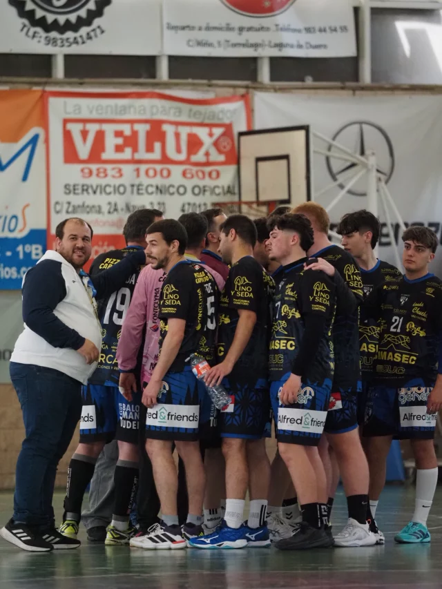 🟡🔵El objetivo era la permanencia🟡🔵

Nuestro segunda nacional B Simasec CBM Tudela ha disputado este sábado y domingo en Laguna de Duero la fase de ascenso a Segunda Nacional. Estas son las conclusiones obtenidas tras un fin de semana mas duro que una barra de pan de antes de ayer.

1.  Nuestro objetivo, la permanencia, se logró.
2. Ambos partidos, tanto el del sábado como el del domingo se compitieron y se pelearon, pero las bajas, las lesiones y los exámenes finales hicieron mella en nuestras filas.
3. Van a hacer falta bastantes sesiones de fisio para recuperar a la gente.

Con esto, nuestro equipo cierra una gran temporada donde lo que se buscaba era volver a tener partidos competidos y disfrutar del balonmano mientras se mantiene unida a esta familia que ha creado el mejor deporte del mundo.

Después de este momento cursi y reflexivo os dejamos estas fotos que nos hizo  @bernar_relative para que veáis que majos, guapos, esplendidos y hermosos estaban nuestros chicos el domingo jugando contra el Balonmano Sariegos y sabiendo que la permanencia ya estaba asegurada.

1...2...3...¡TUDELA!💛💙💪🤾‍♂️