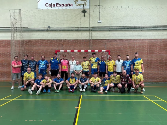 🟡🔵Viejas Glorias🔵🟡

Oficialmente la temporada ha terminado, pero estas últimas semanas nos han dejado muchas cosas que os vamos a ir contando poco a poco.

La primera, las Viejas Glorias. Este pasado domingo por la mañana algunas de las grandes leyendas del club se dieron cita en el Polideportivo San Roque Félix Martín Sena para disputar su partido, una tradición sagrada que no se debe perder .

Ganaron los de azul, pero después la copa la levantaron todos.

1...2...3...¡TUDELA!💛💙💪🤾