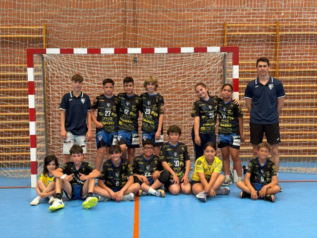 🟡🔵Doblete Alevín🔵🟡

Seguimos con noticias de final de temporada, y hoy hablamos de estadísticas.

Así como otros años eran los mayores del club quien ganaba los trofeos, este año ha sido distinto. Proclamándose campeones de la Copa Diputación de Valladolid y la Liga de FMD Valladolid el alevín masculino @cafebargoya CBM Tudela cierra la campaña con doble titulo.

¡Enhorabuena equipo!

1...2...3...¡TUDELA!💛💙💪🤾‍♂️