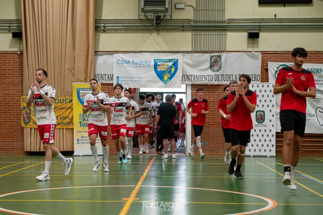 ⚪⚪Amistoso Balonmano Nava - Balonmano Burgos🔴🔴

Ayer por la tarde, y aun con resaca de las fiestas patronales, nuestro club fué el anfitrión de un amistoso de alto nivel entre el @balonmanonava , de Asobal, y @balonmanoburgos , de división de honor plata.

Si te perdiste el encuentro, aquí tienes las mejores imágenes, y la galería completa en nuestro Facebook

Gracias al @aytotudeladuero  por colaborar en la organización de este partido.

1...2...3...¡TUDELA, NAVA Y BURGOS!💙💛