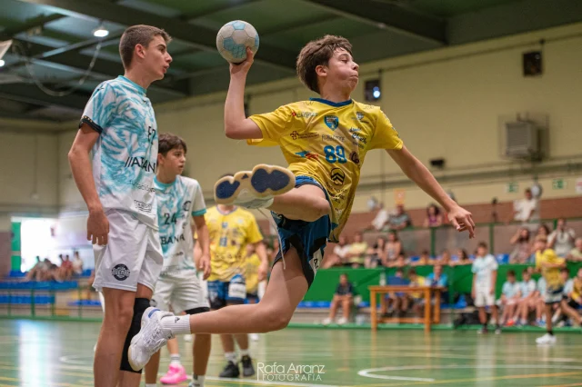 🟡🔵 Ademar de León visita el Félix Martín Serna🔵🟡

Este pasado domingo cadetes y juveniles tuvieron la primera toma de contacto con la competición en casa, y lo hicieron recibiendo al Ademar de León.

Solo el partido cadete se saldó con victoria amarilla.

Os dejamos las mejores imágenes de ambos encuentros.

1...2...3...TUDELA💛💙